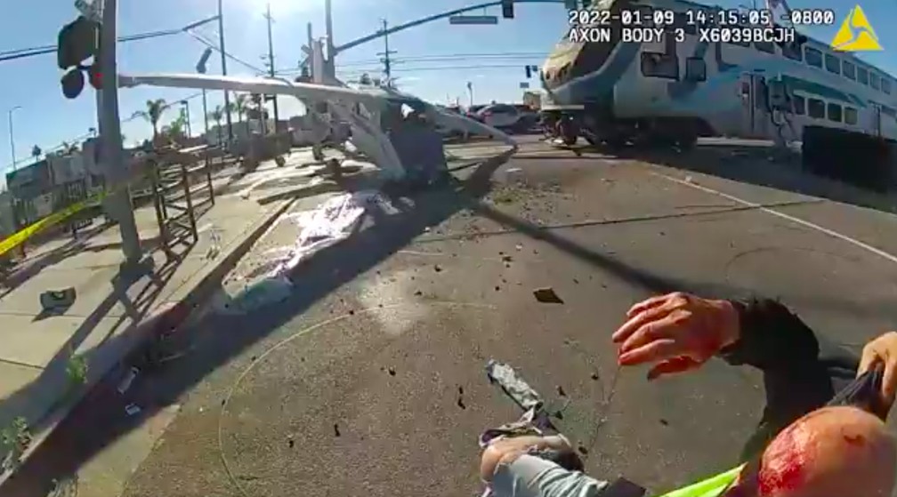 [VIDEO] Policiais retiram homem de dentro de avião segundos antes de trem destruir aeronave