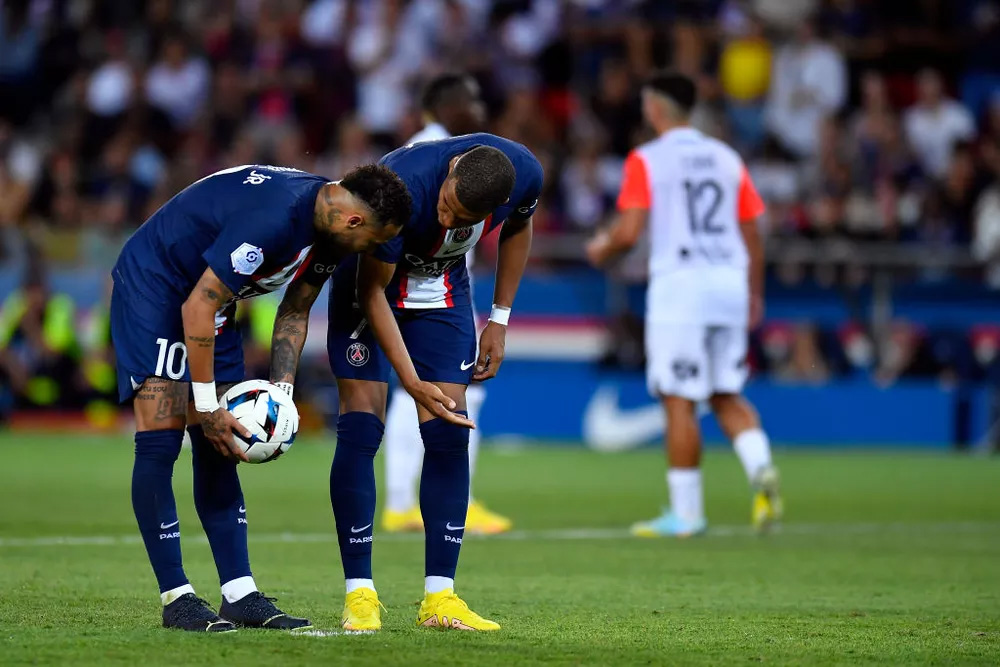 Neymar e Mbappé terão reunião após polêmica das cobranças de pênaltis do PSG