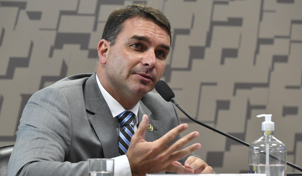 Flávio Bolsonaro diz que vai à PGR contra Renan por 20 crimes