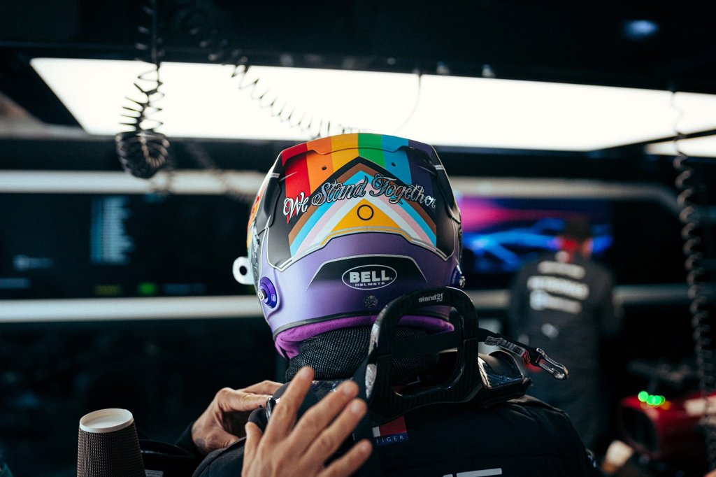 Hamilton usa capacete de arco-íris em forma de protesto em pista no Catar