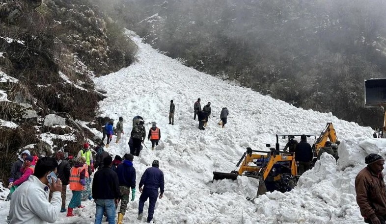 Avalanche na Índia mata sete turistas; outros estão presos