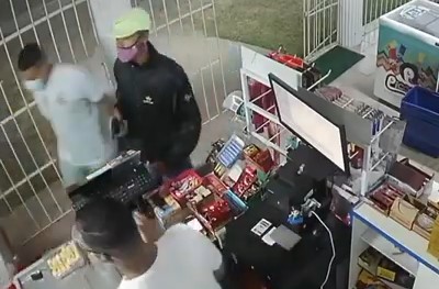 [VIDEO] Badidos levam menos de 2 minutos para assaltar Conveniência em Pirangi