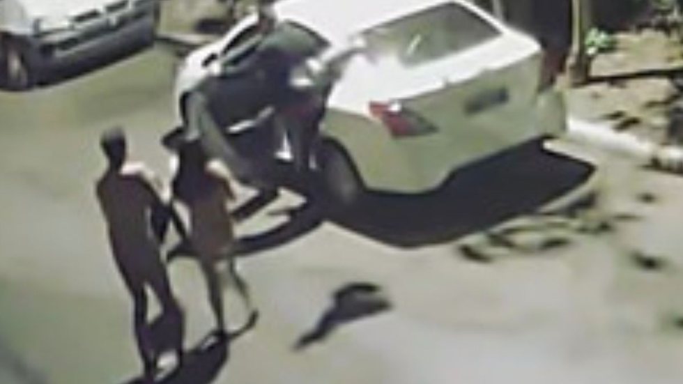 [VIDEO] Casal é assaltado enquanto fazia sexo em carro e deixa veículo pelado