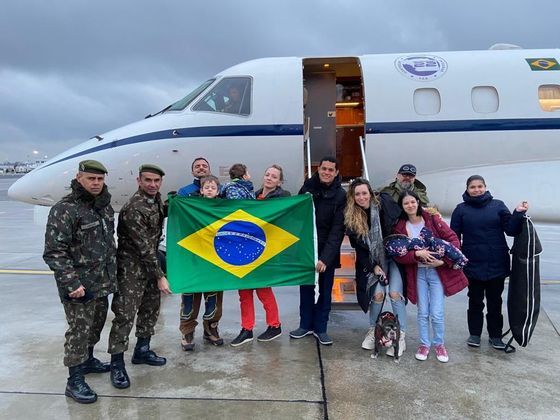 Bolsonaro vai receber hoje brasileiros resgatados na Ucrânia