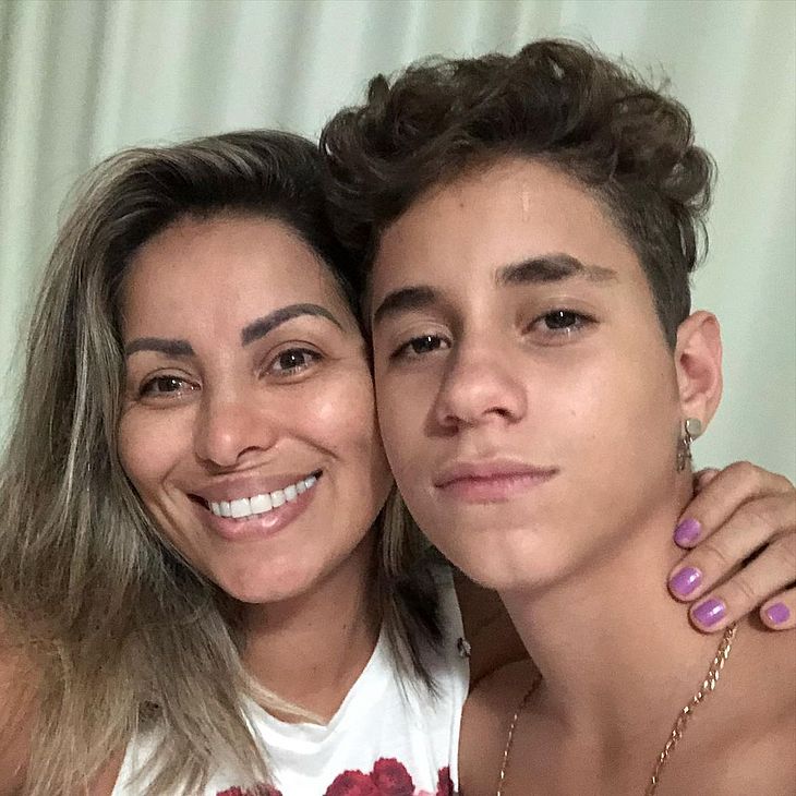 VÍDEO: Cantora Walkyria Santos faz relato emocionante após perder filho de 16 anos