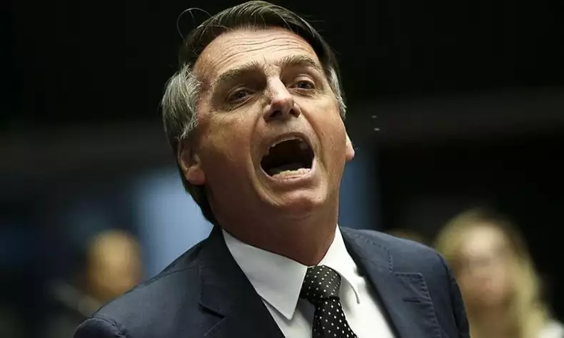 Bolsonaro sanciona redução de ICMS de combustíveis e veta trecho que garantia compensação aos estados