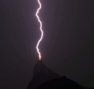 Impressionante! Cristo Redentor é atingido por raio e imagem viraliza nas redes sociais