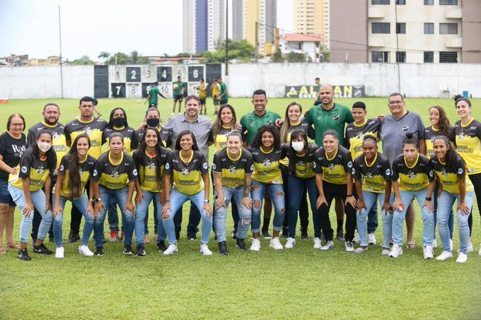 Meninas do ABC/União conhecem a estrutura e posam para fotos