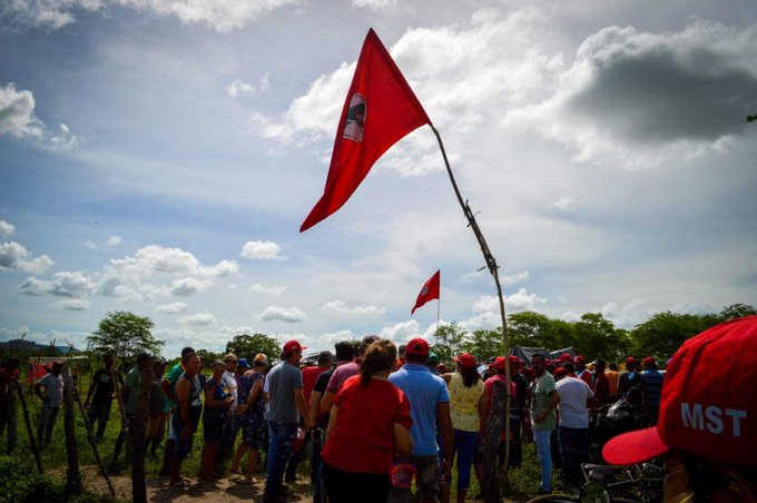 MST deixa terras da Embrapa invadidas em Pernambuco