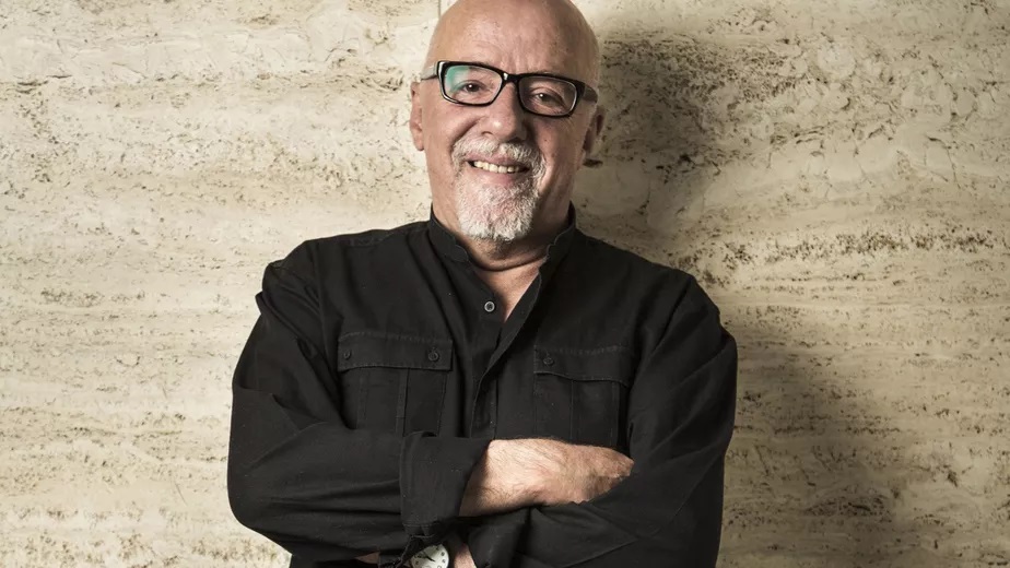 “Seu novo mandato está patético. Não devia ter me empenhado na campanha”, diz Paulo Coelho sobre Lula