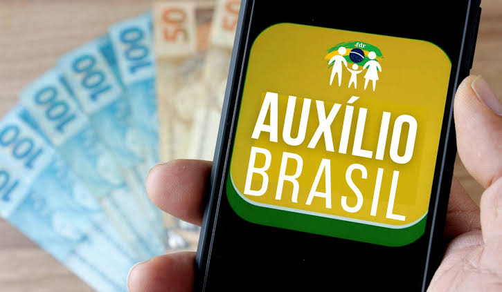 Governo articula subir Auxílio Brasil para R$ 400 antes do Natal