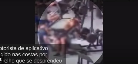 [VÍDEO] Aparelho de ginástica cai em aluno em academia e causa dano na medula