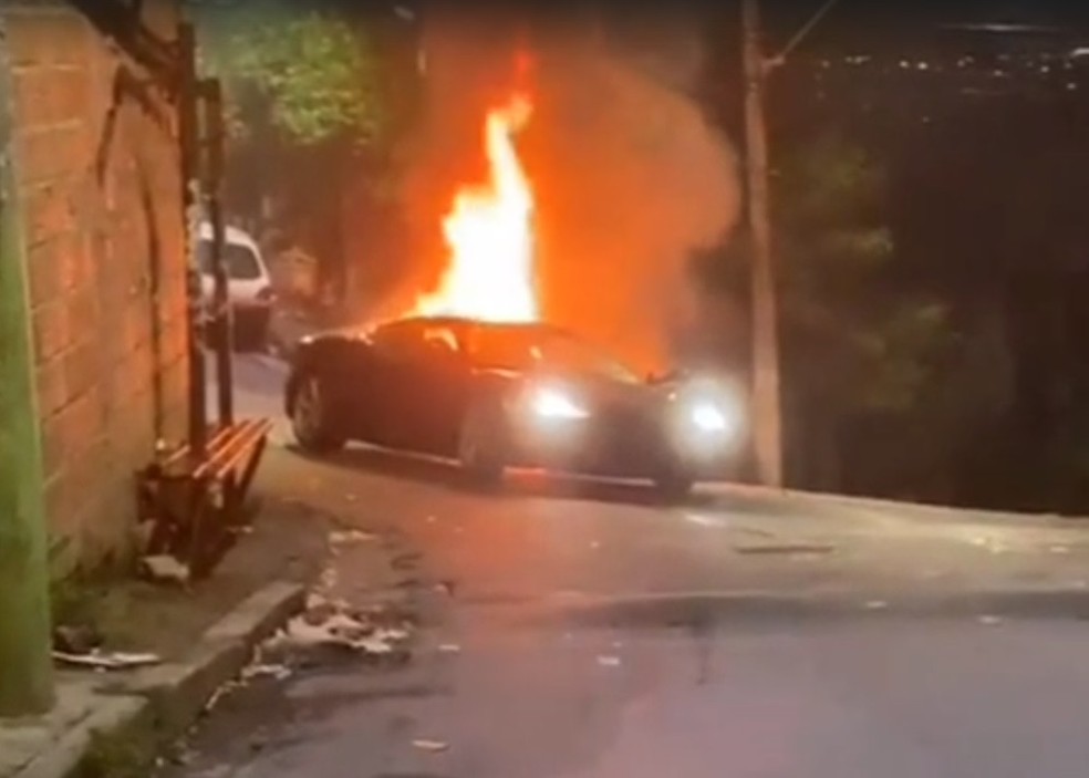 [FOTOS E VÍDEO] Ferrari pega fogo e explode no meio da favela