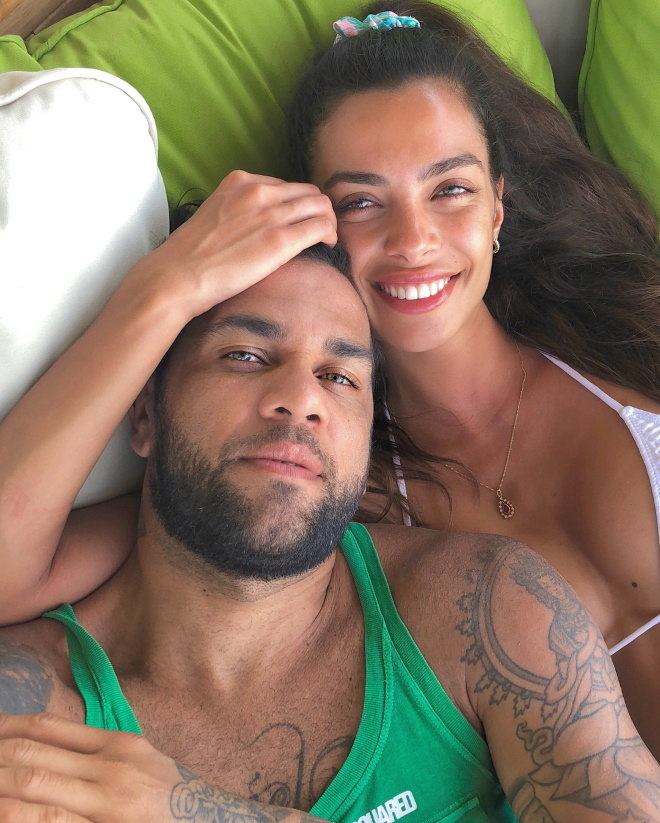 Mulher de Daniel Alves se manifesta após prisão do marido por acusação de assédio