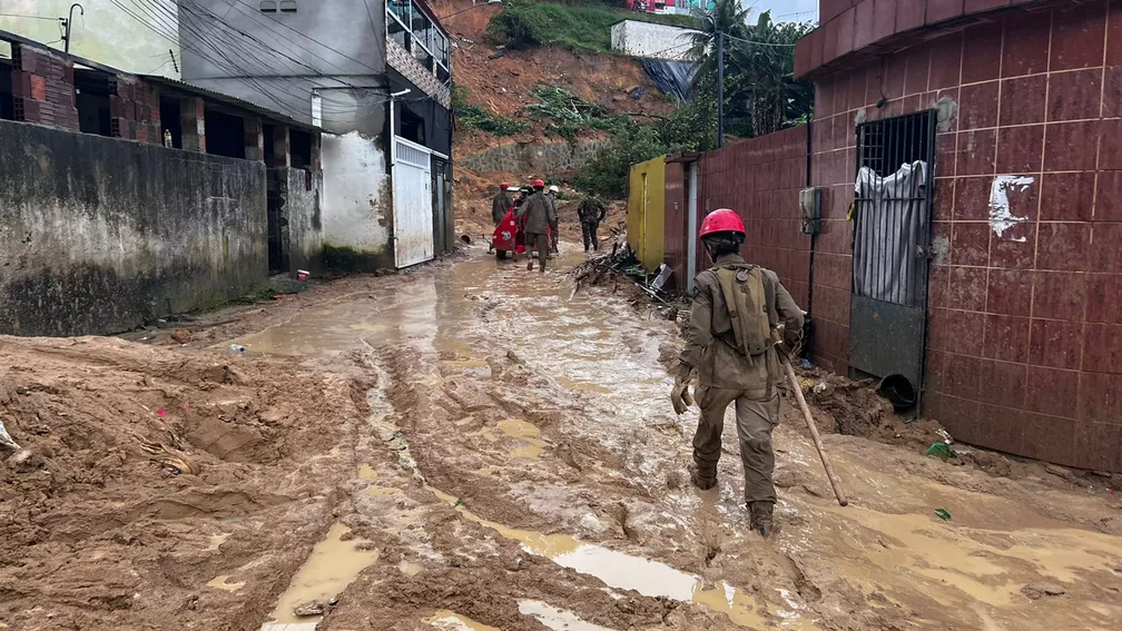 Bombeiros retiram mais seis corpos de vítimas no Grande Recife e total de mortos vai a 106