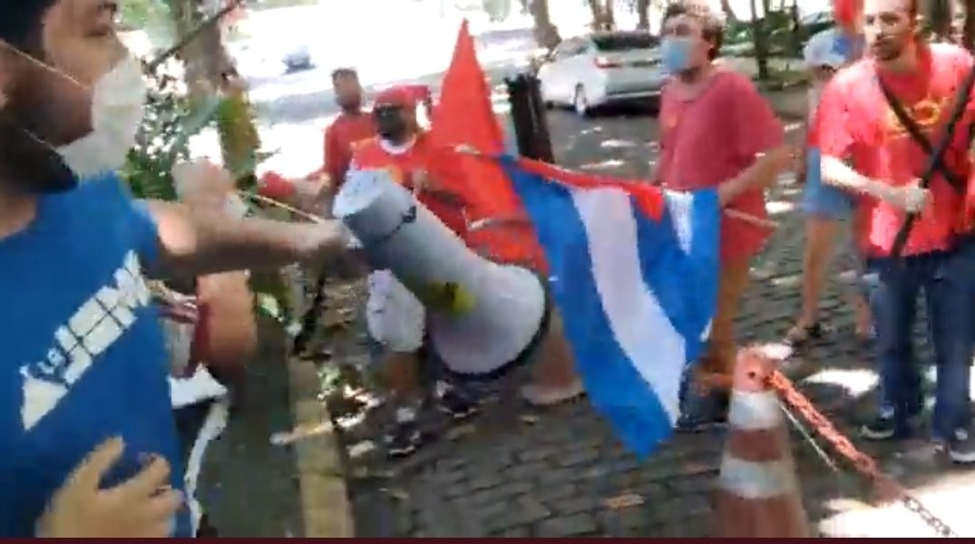 [VÍDEO] Militantes do MBL e do PCO brigam na frente de Consulado da Rússia