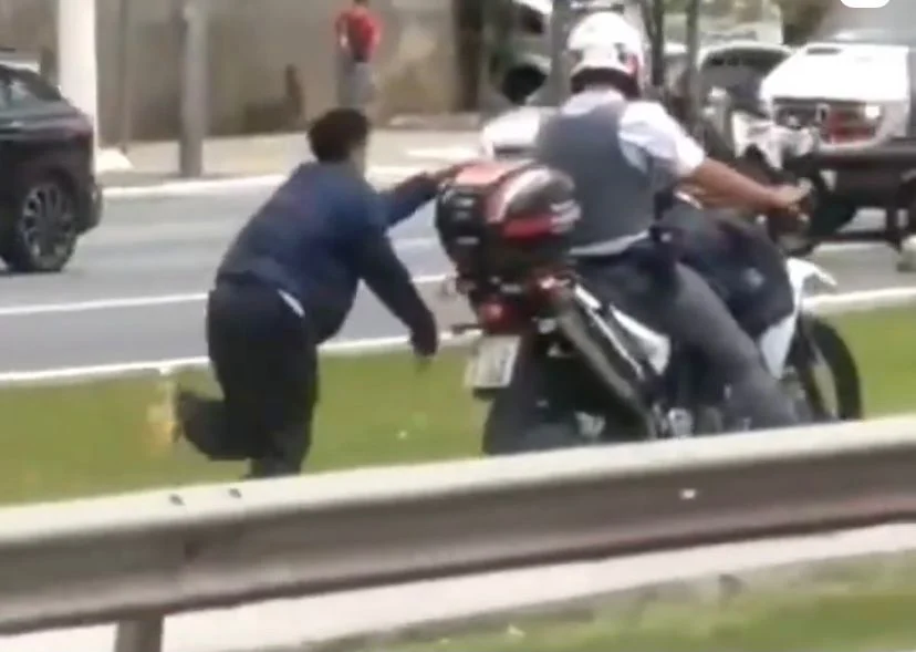 [VÍDEO] PM algema jovem em moto e o arrasta pela rua