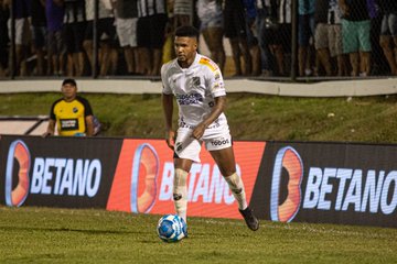 ABC tem Felipe Garcia expulso, abdica de atacar no segundo tempo e perde de 3 a 0 para o Vitória