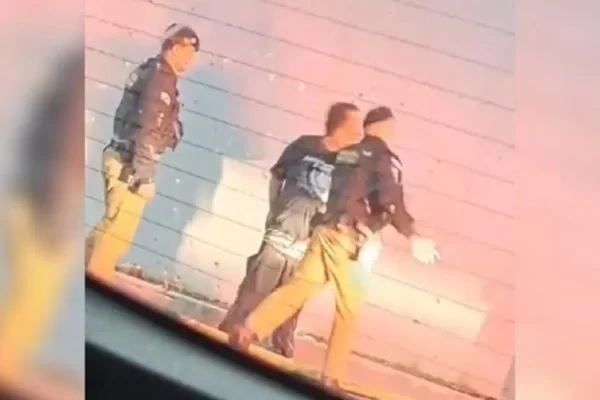 Policial é filmado agredindo e arrastando morador em situação de rua