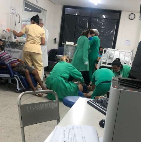 Imagem chocante mostra paciente sendo atendido no chão no Walfredo Gurgel