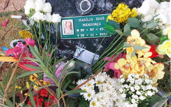 Fãs prestam homenagens em túmulo de Marília Mendonça no Dia de Finados