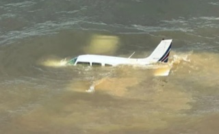 Avião de pequeno porte sofre pane no ar e faz pouso forçado no mar