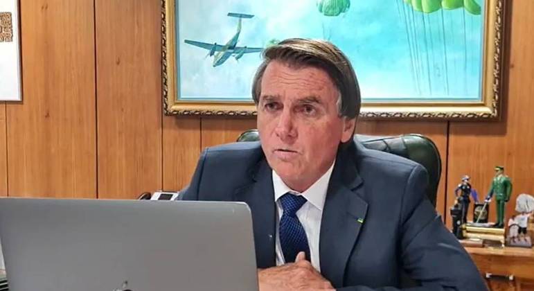 Bolsonaro afirma que reajuste a policiais em 2022 está suspenso