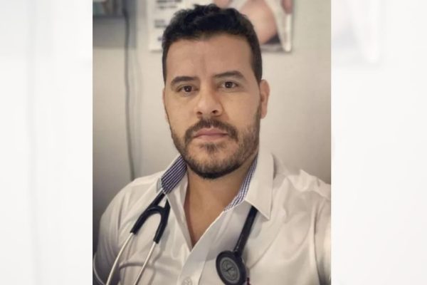 Médico é preso por negar atendimento antecipado a delegado com Covid