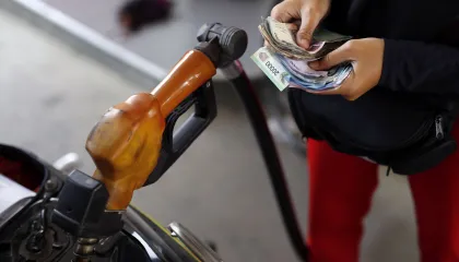 Preço médio da gasolina comum cai pela quarta semana consecutiva no Brasil