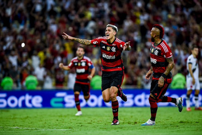 Flamengo volta a vencer o Vasco e faz final do Carioca contra o Fluminense