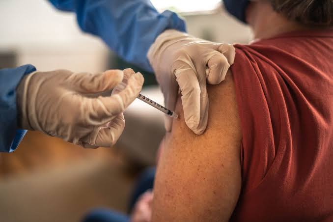 Homem usa braço falso para tentar comprovante de vacina