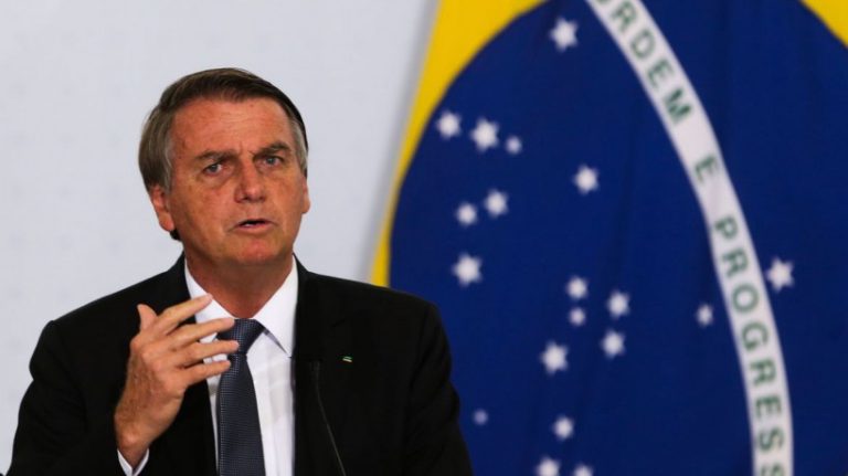 Bolsonaro critica por barrar lei que proíbe linguagem neutra: "O que ele tem na cabeça?"