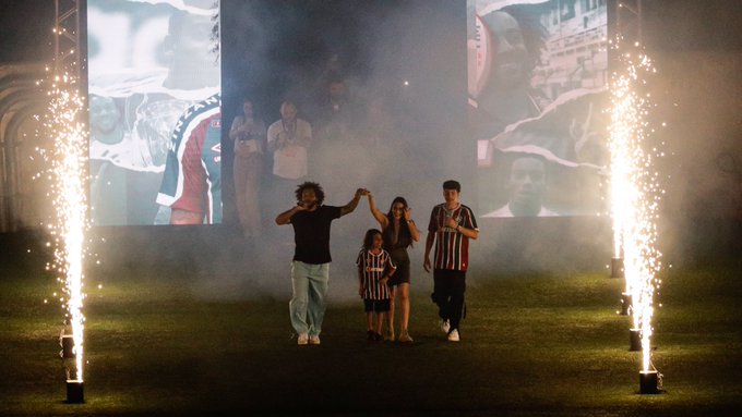 Marcelo é apresentado e torcida do Flu faz festa indescritível