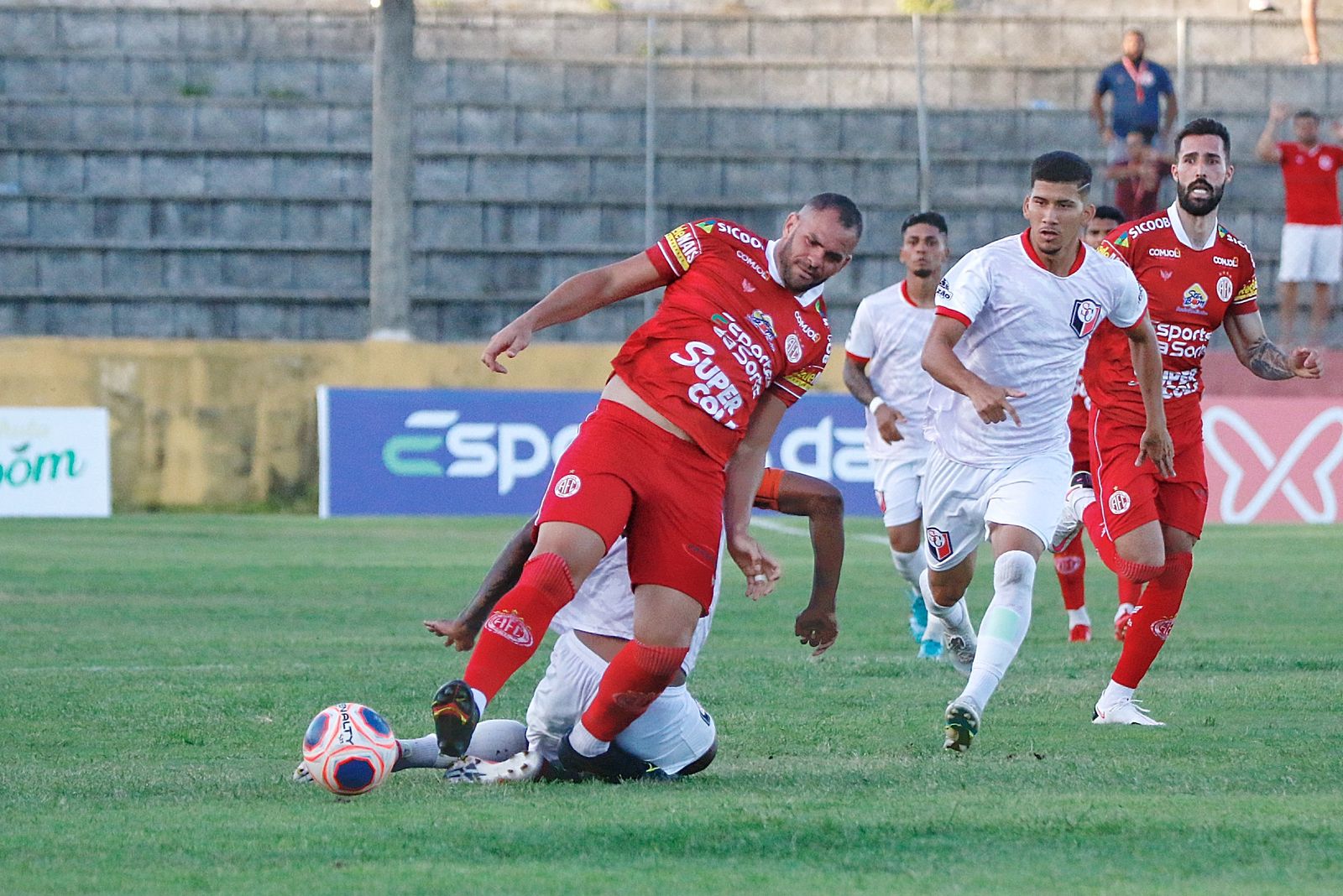 [VÍDEO] IMAGEM FORTE: Wallace Pernambucano sofre torção no pé e preocupa torcida