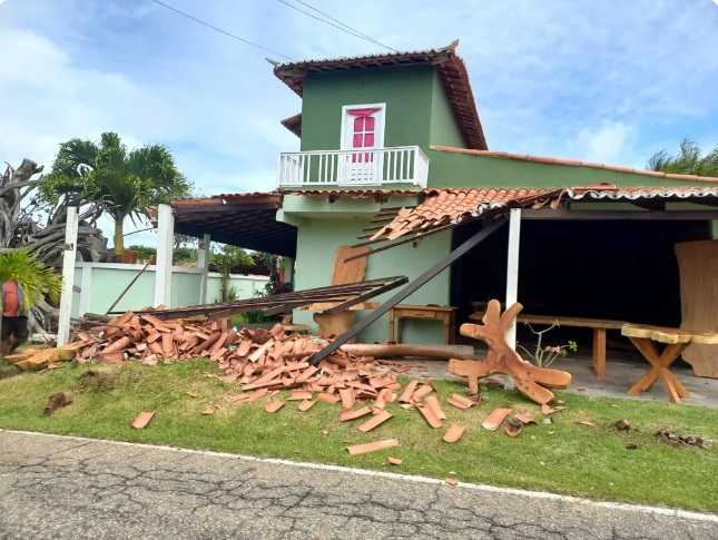 Casa fica destruída após ser atingida por viatura da PM em Tabatinga