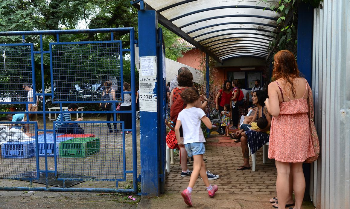 Professor usará tornozeleira eletrônica após 'apoiar' ataque a creche