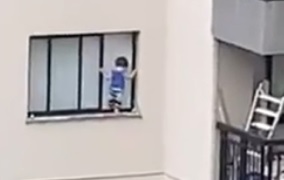 [VIDEO] Desesperador: Criança é flagrada pendurada em janela de edifício e vizinhos alertam familiares