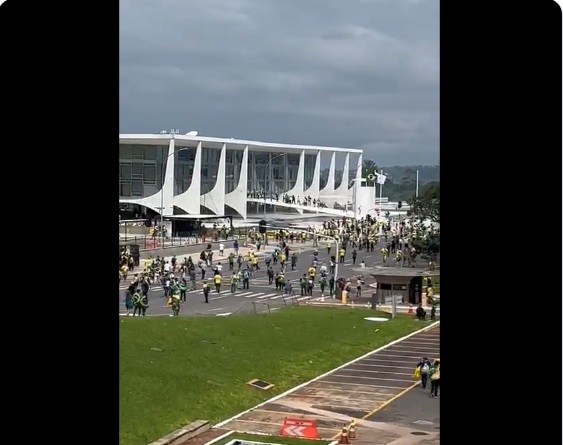 [VÍDEO] Veja momento em que os radicais invadiram o Palácio do Planalto