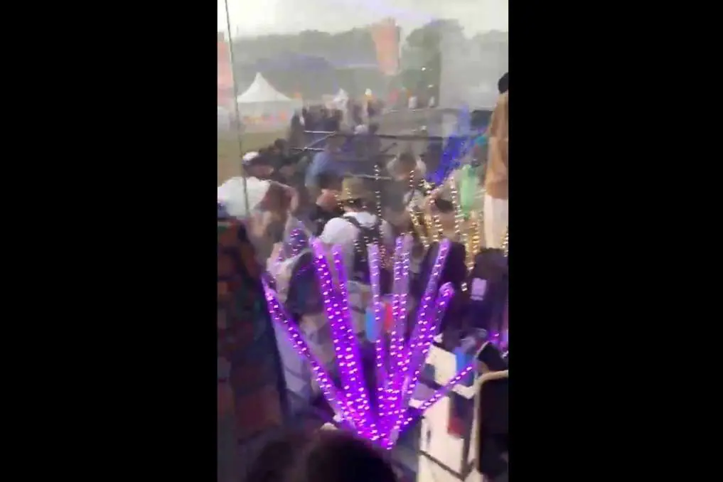 [VÍDEO] Homem hospitalizado e show paralisado: estrutura metálica do Lollapalooza desaba