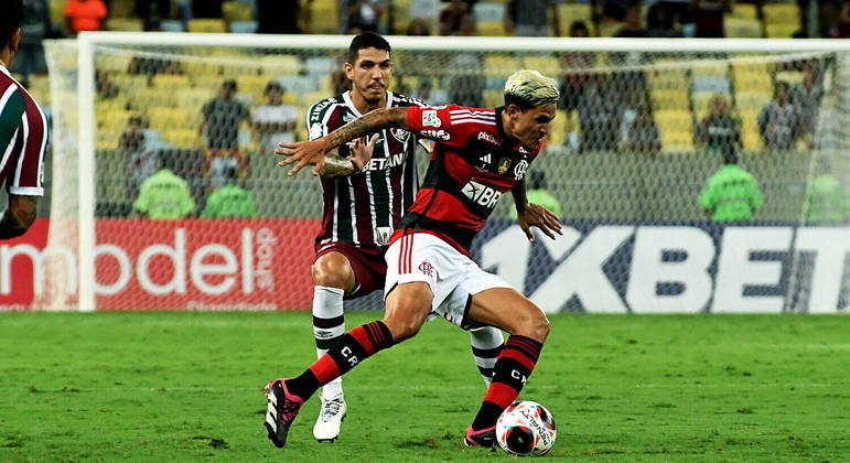 Flamengo vence Fluminense e fica mais perto do título do Campeonato Carioca