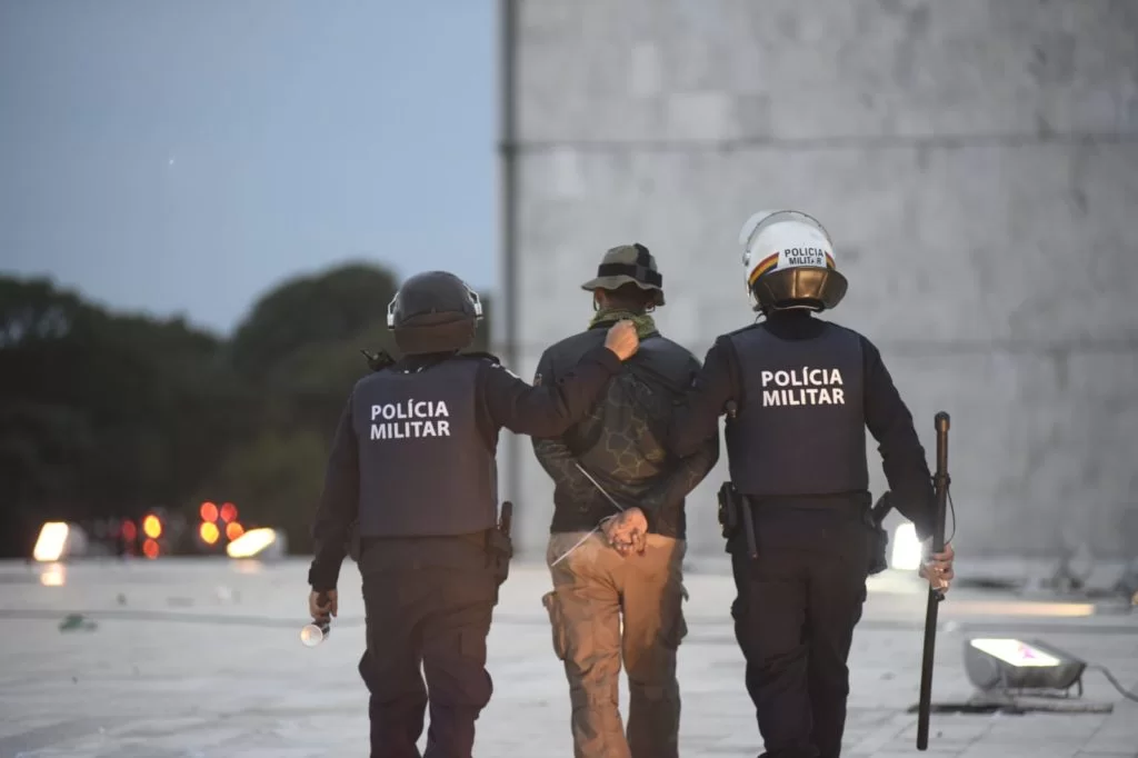 [VIDEOS] Resumão de Brasíila: 400 presos; governador afastado, principais vídeos da violência e destruição