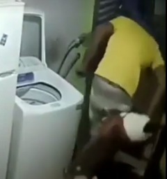 [VIDEO] Homem é mordido por cachorro ao invadir casa e pede socorro: "Me leva para hospital"