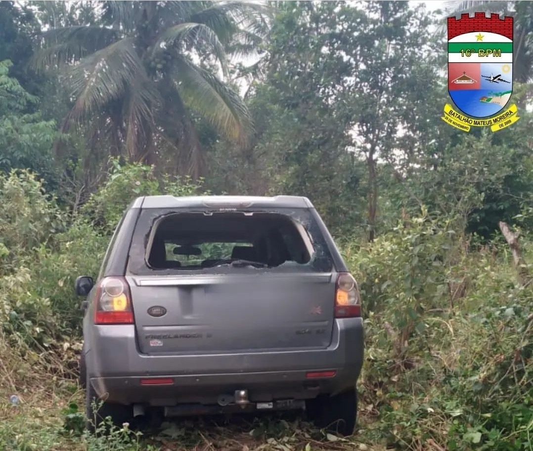 Land Rover roubada é encontrada no meio de matagal no Guajirú