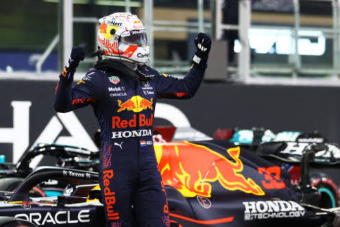 Com emoção: Verstappen ultrapassa Hamilton na última volta e é campeão mundial