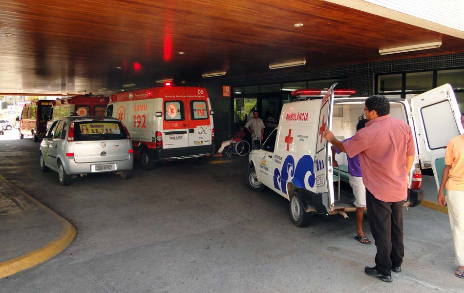 Acompanhante cochila no corredor do Walfredo Gurgel e e tem bolsa furtada dentro do Hospital