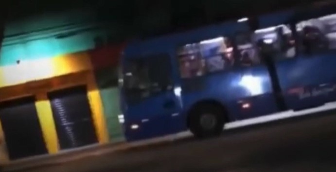 [VIDEO] Motorista desce do ônibus e vai embora após passageira reclamar da demora