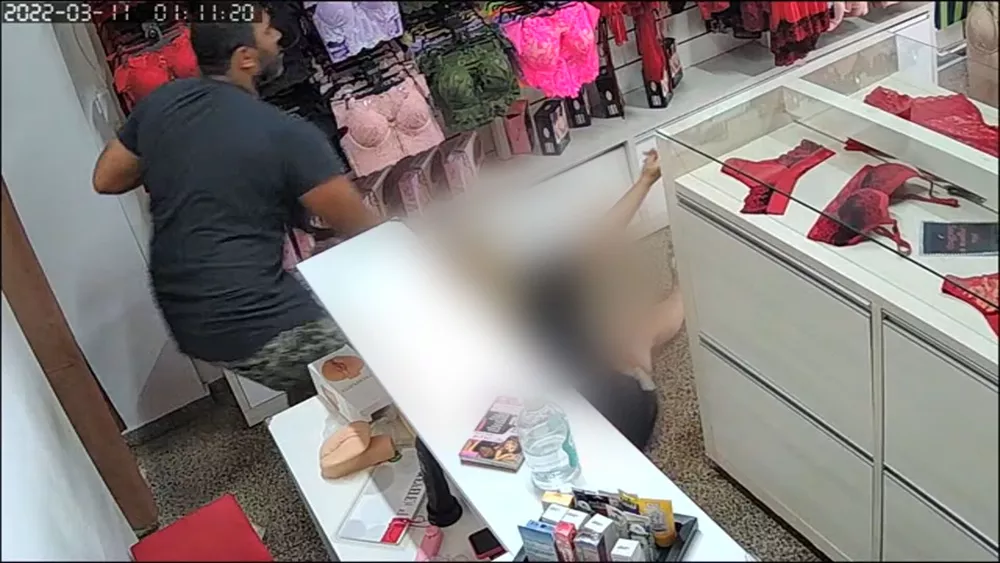 Funcionária de sex shop é arrastada pelo cabelo durante tentativa de estupro; suspeito acaba espancado e morto