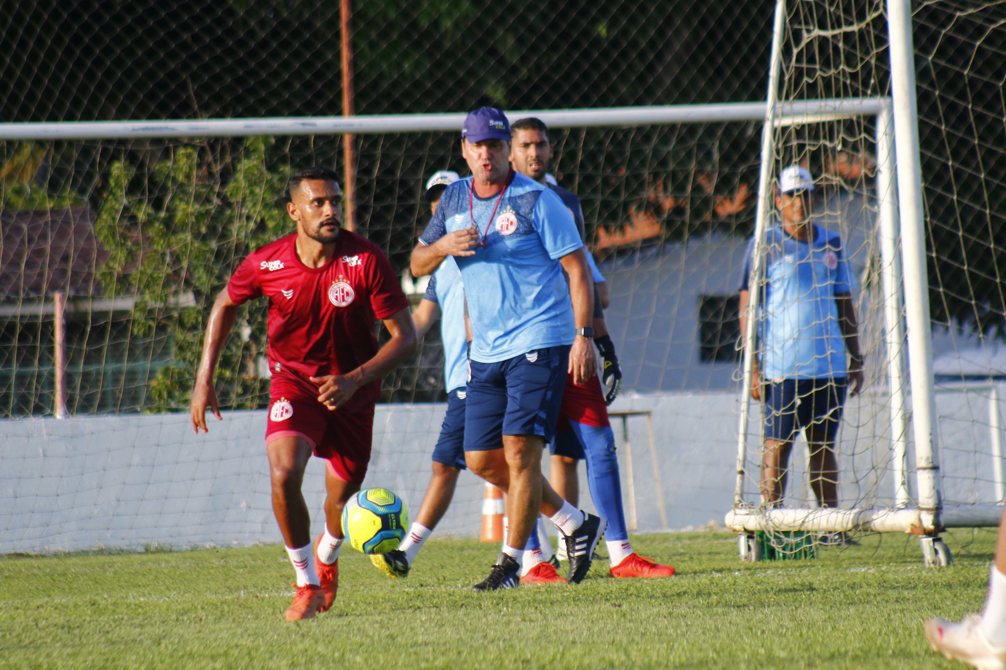 América se reapresenta com foco no duelo de "seis pontos"