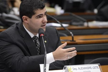 Deputado federal sofre tentativa de assalto e reage com tiros