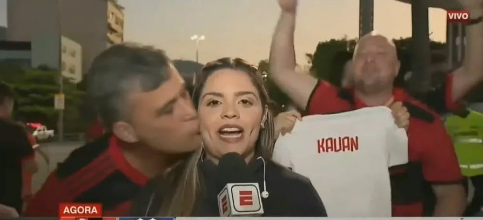 [VÍDEO] Homem dá beijo em repórter ao vivo e é preso por assédio no Maracanã